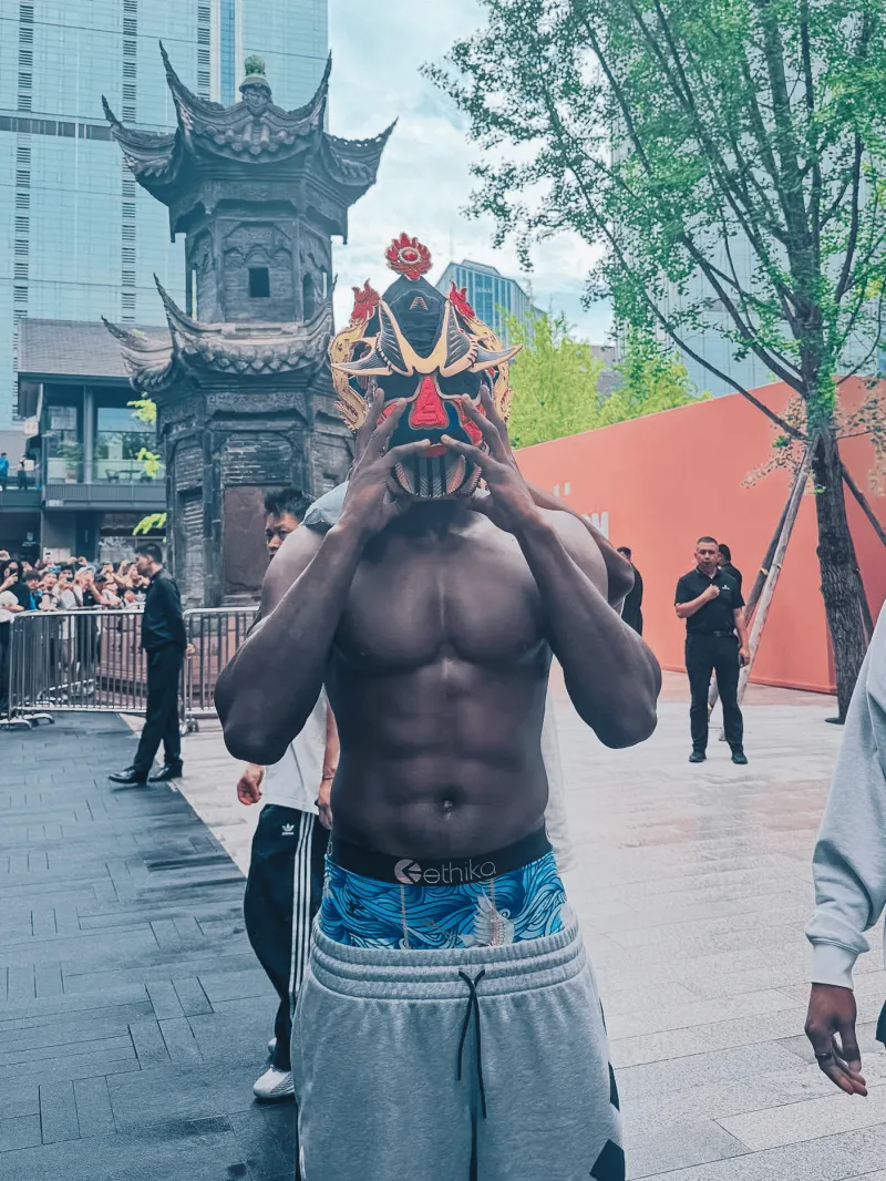 有点炫酷!森林狼官方分享爱德华兹中国行照片