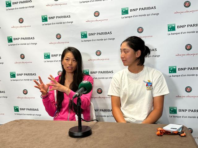 张奔斗：王欣瑜负责抡，谢淑薇负责抢，女双8强啦！